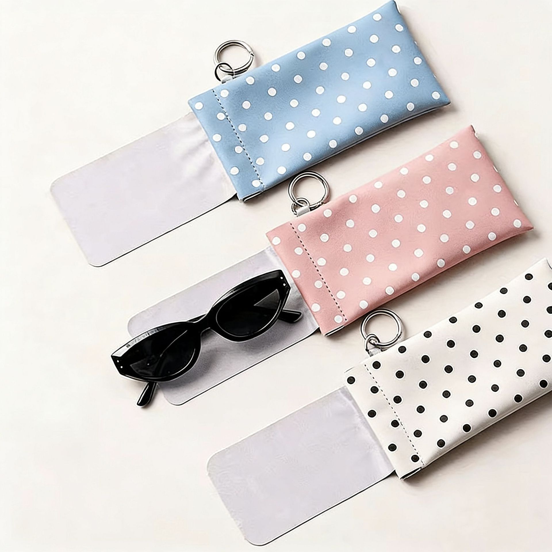 Travel Accessories Pouch For Women - حافظة نظارات منقطة مع سلسلة مفاتيح،